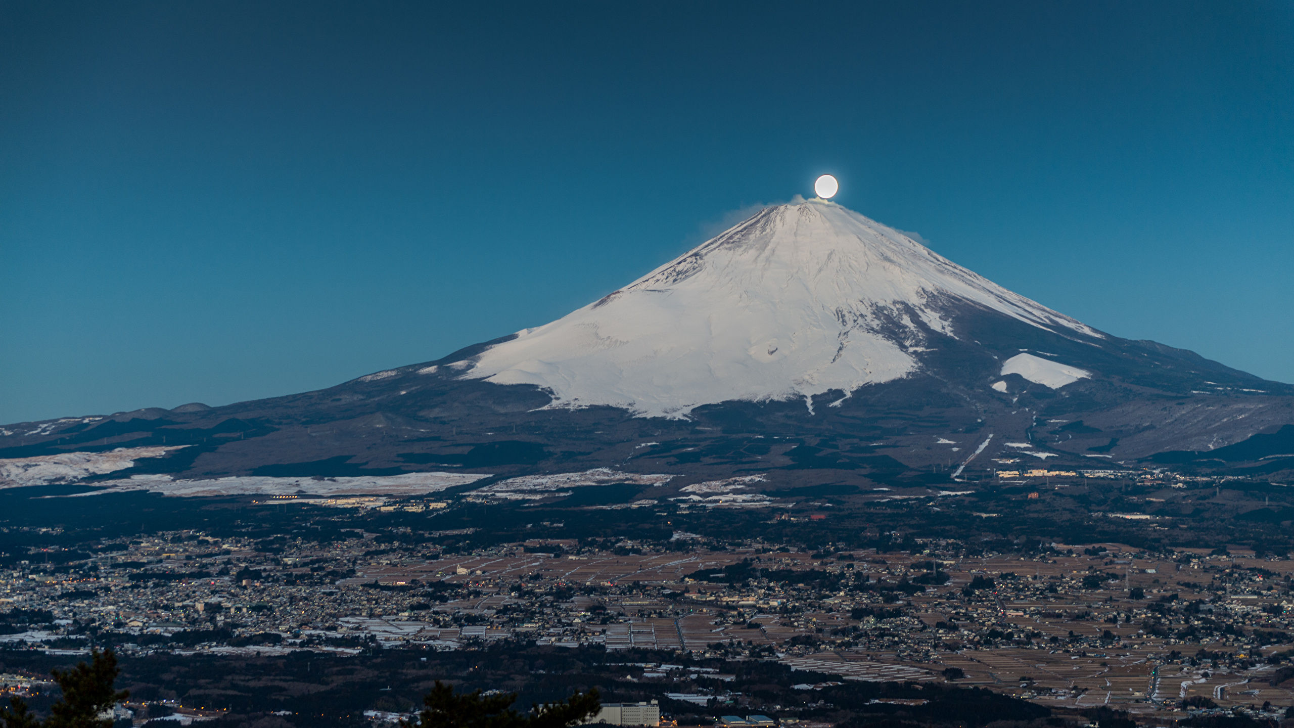 White and Black Mountain Under Blue Sky During Daytime. Wallpaper in 2560x1440 Resolution