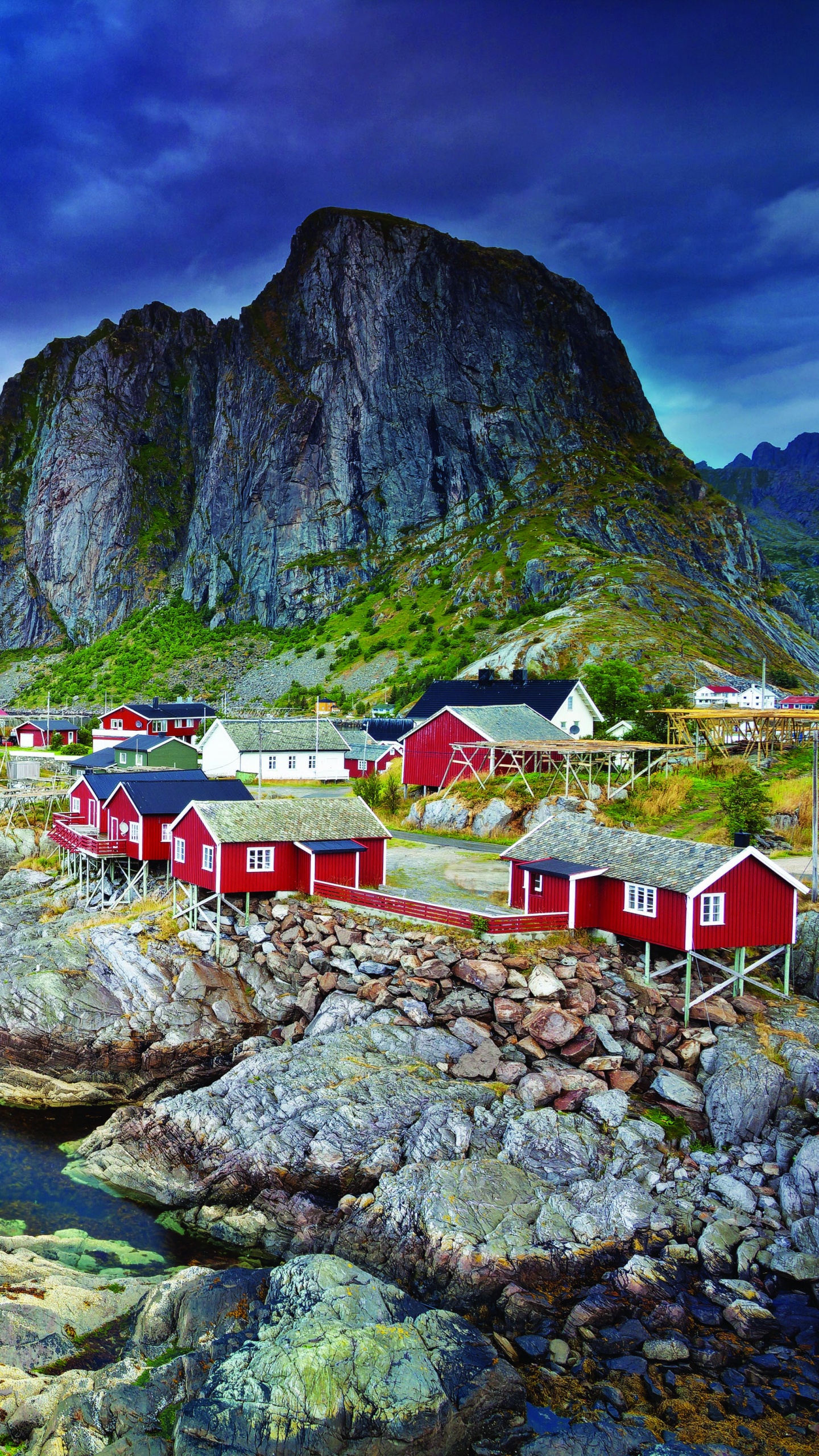 Red and White House Near Body of Water and Mountain. Wallpaper in 1440x2560 Resolution