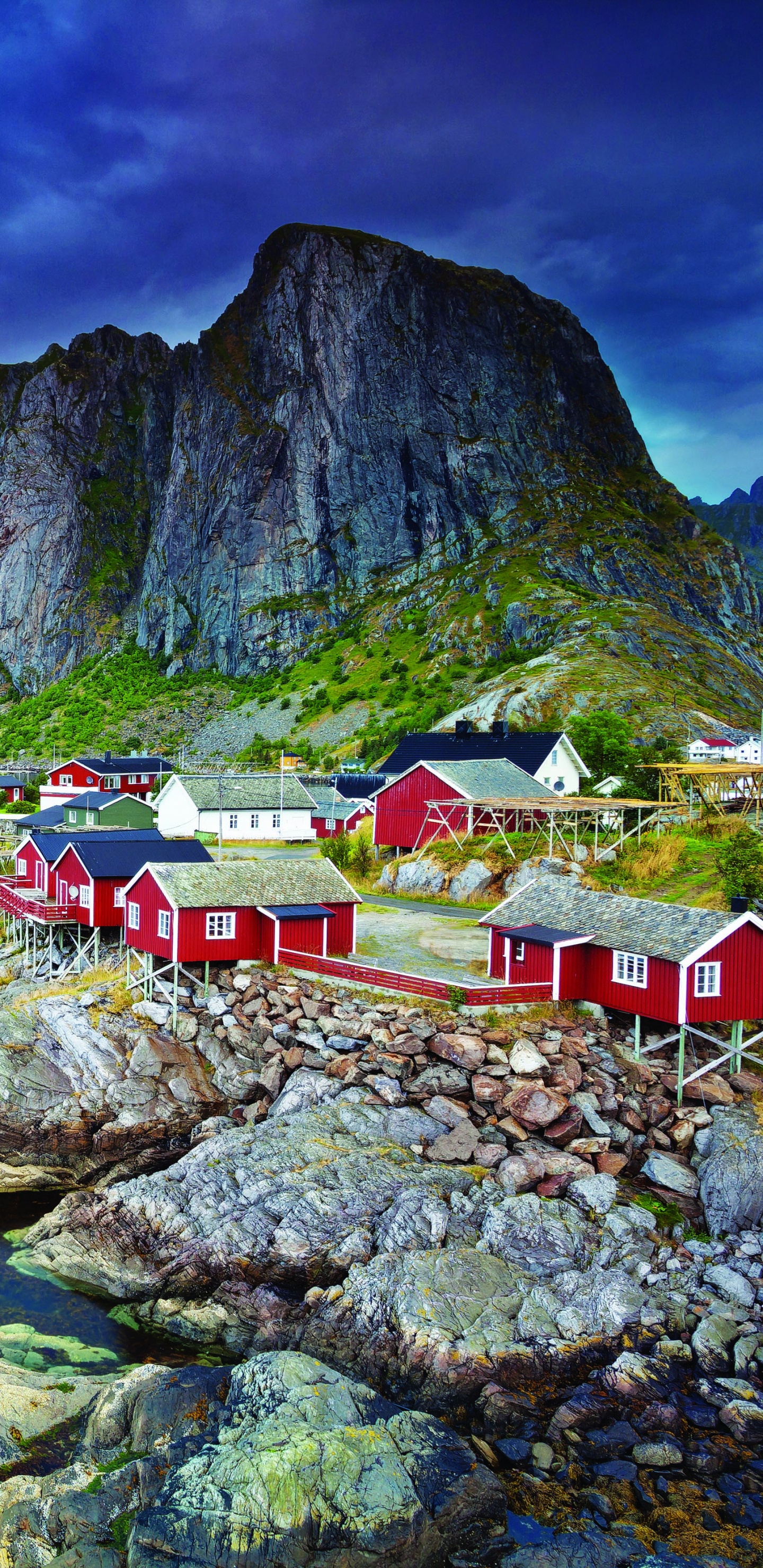 Casa Roja y Blanca Cerca de Cuerpo de Agua y Montaña. Wallpaper in 1440x2960 Resolution