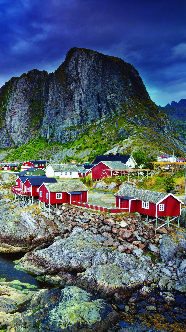 Casa Roja y Blanca Cerca de Cuerpo de Agua y Montaña. Wallpaper in 750x1334 Resolution