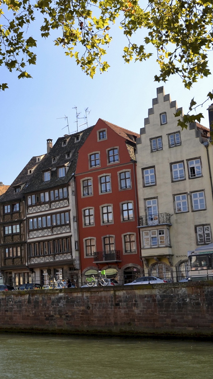 Braune Und Weiße Betongebäude in Der Nähe Von Gewässern Tagsüber. Wallpaper in 720x1280 Resolution