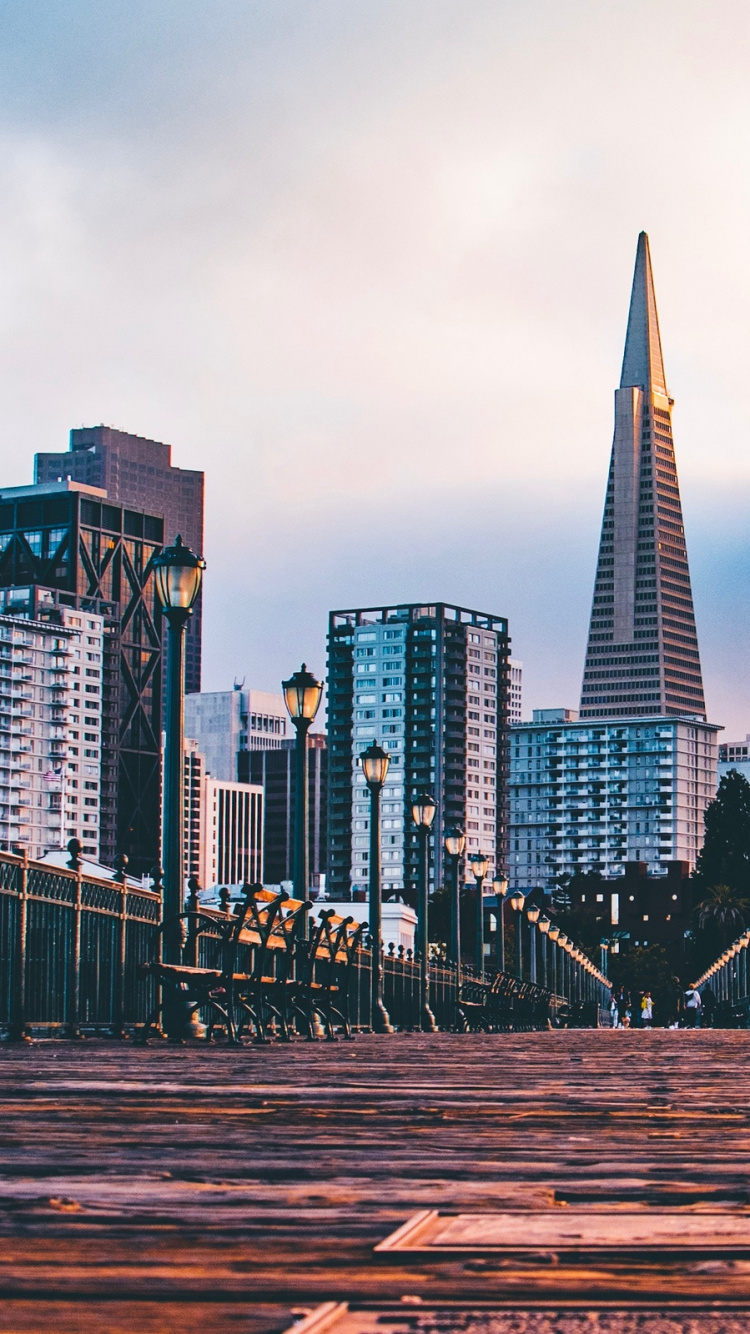 Horizonte de la Ciudad Bajo Nubes Blancas Durante el Día. Wallpaper in 750x1334 Resolution