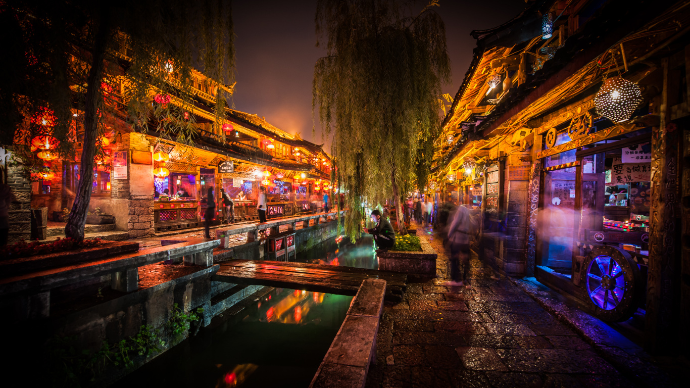 Personnes Marchant Dans la Rue Pendant la Nuit. Wallpaper in 1366x768 Resolution