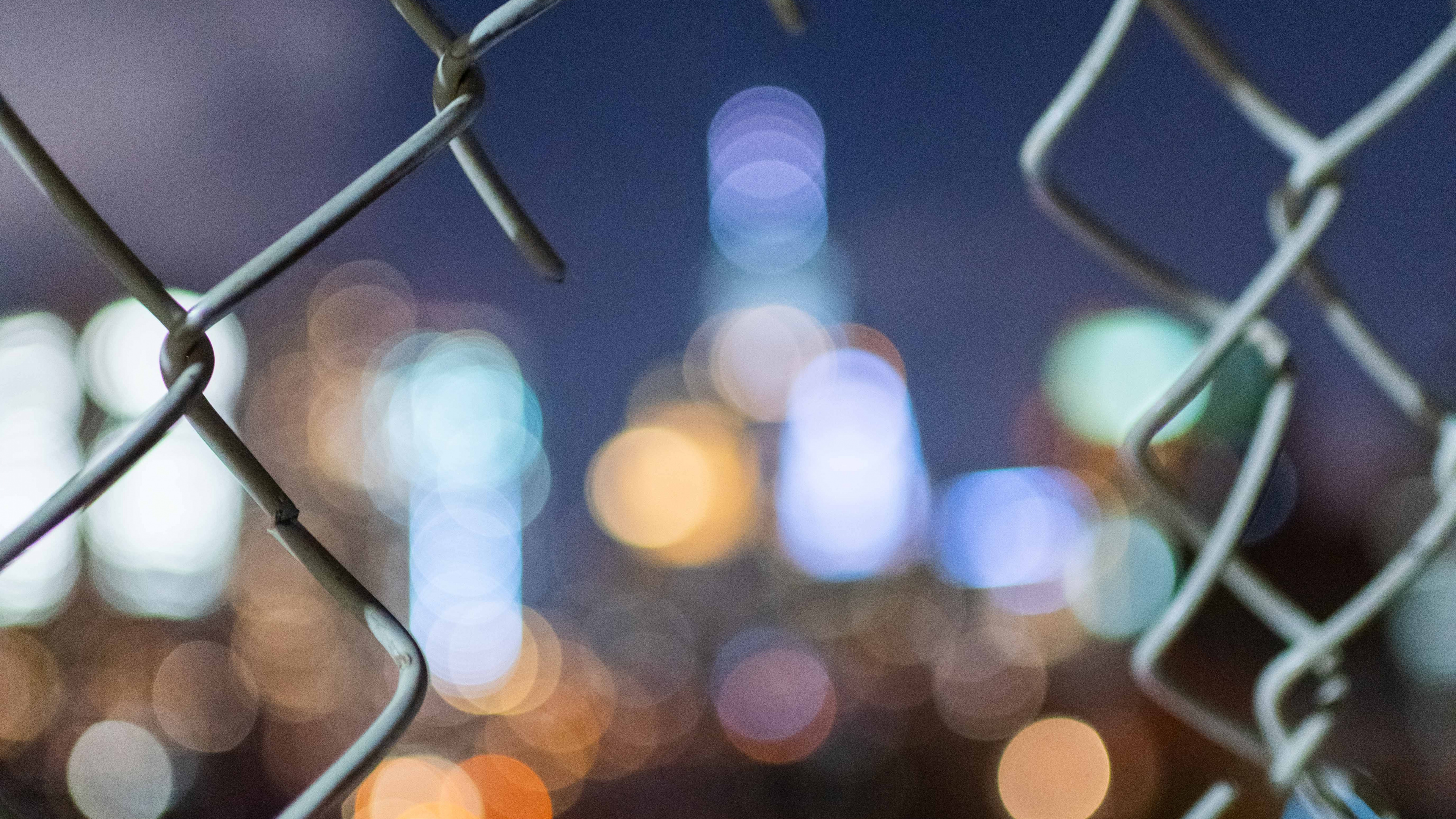 Bokeh-Fotografie Von Grauem Metallzaun. Wallpaper in 3840x2160 Resolution