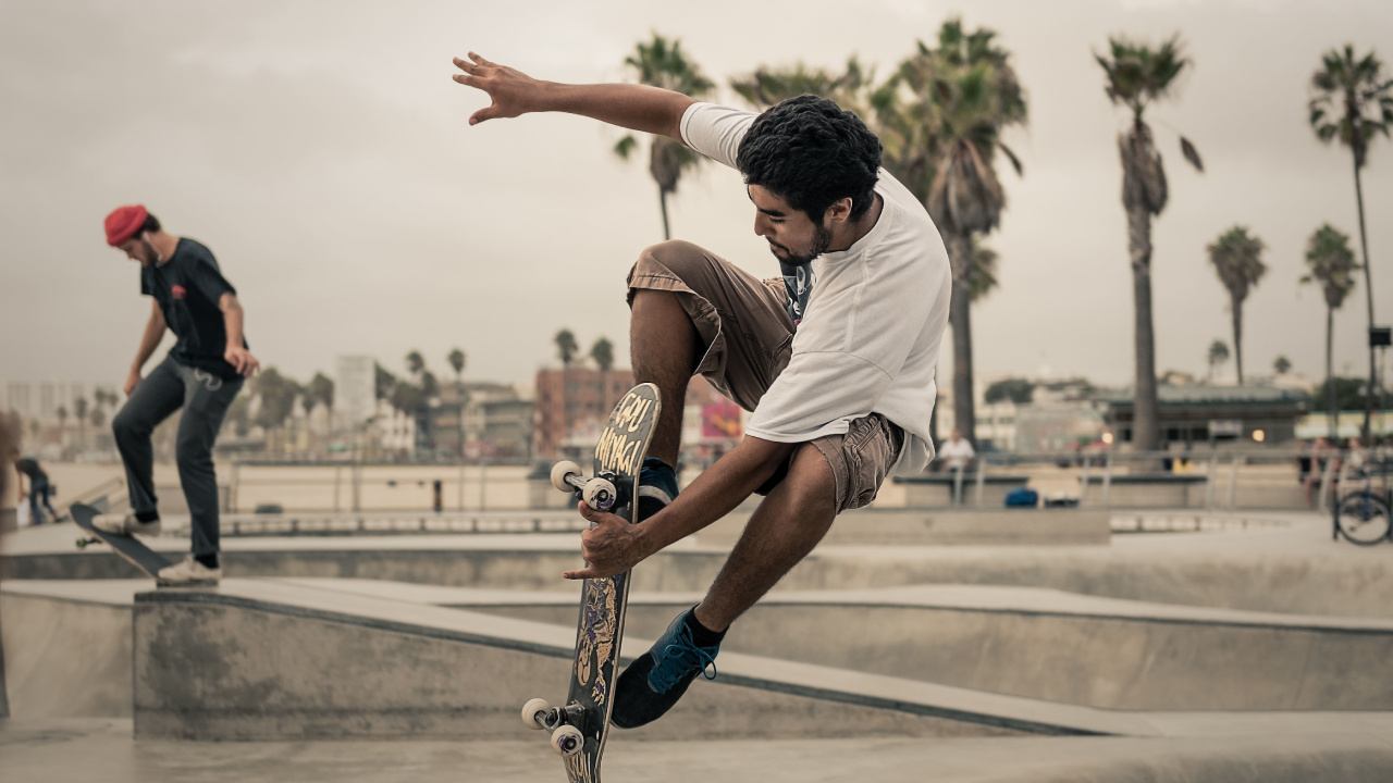 Mann in Weißem T-Shirt Und Braunen Shorts, Der Tagsüber Skateboard Spielt. Wallpaper in 1280x720 Resolution