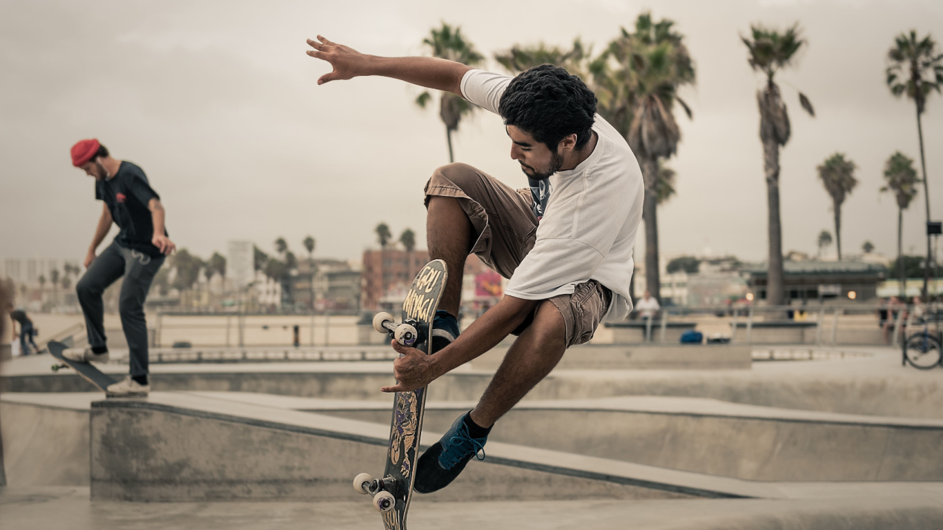 Mann in Weißem T-Shirt Und Braunen Shorts, Der Tagsüber Skateboard Spielt. Wallpaper in 1366x768 Resolution