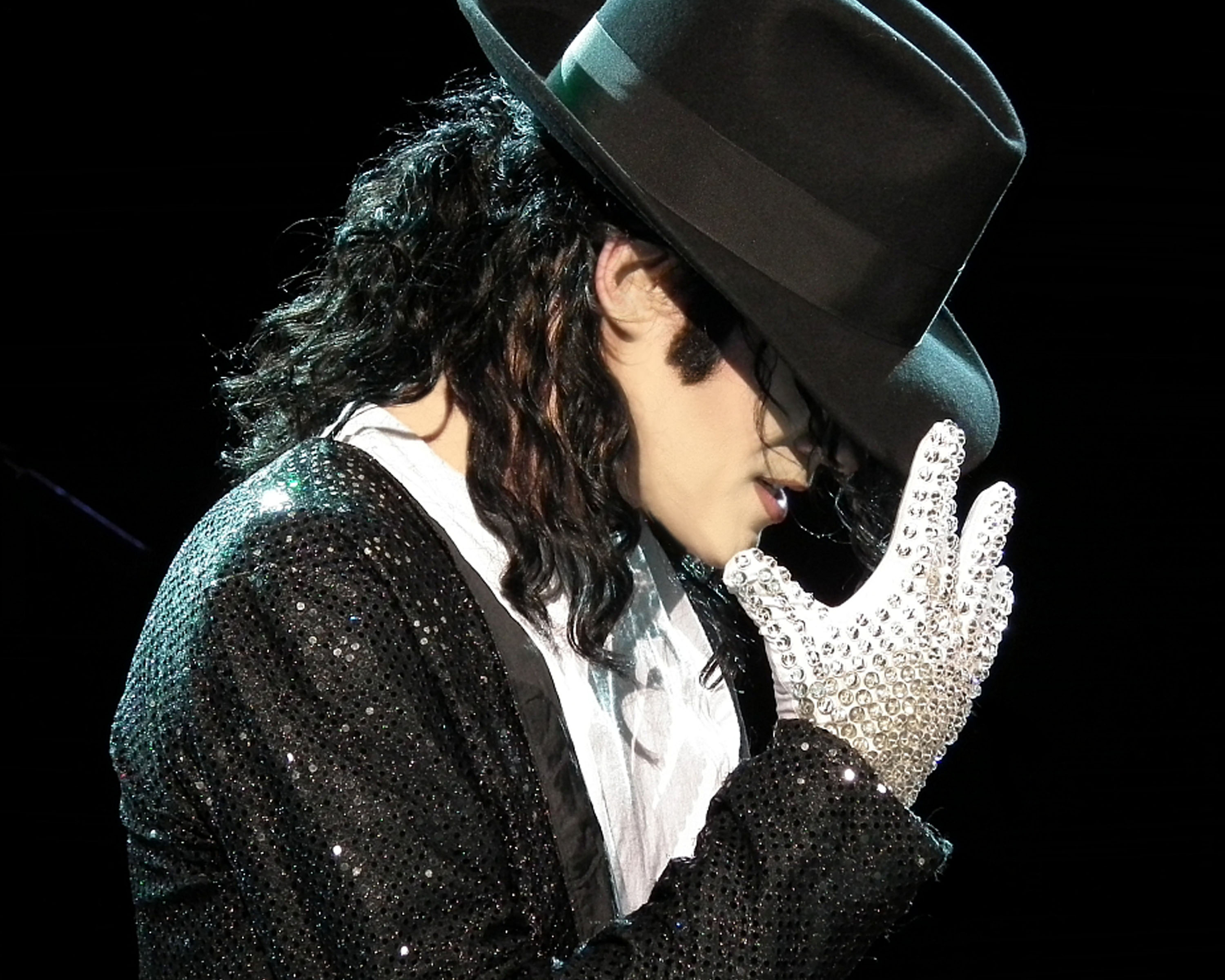 Известная поп музыка. Джексон. Мичаел Джексон. Перчатка Майкла Джексона. Майкл Джексон поп Король.