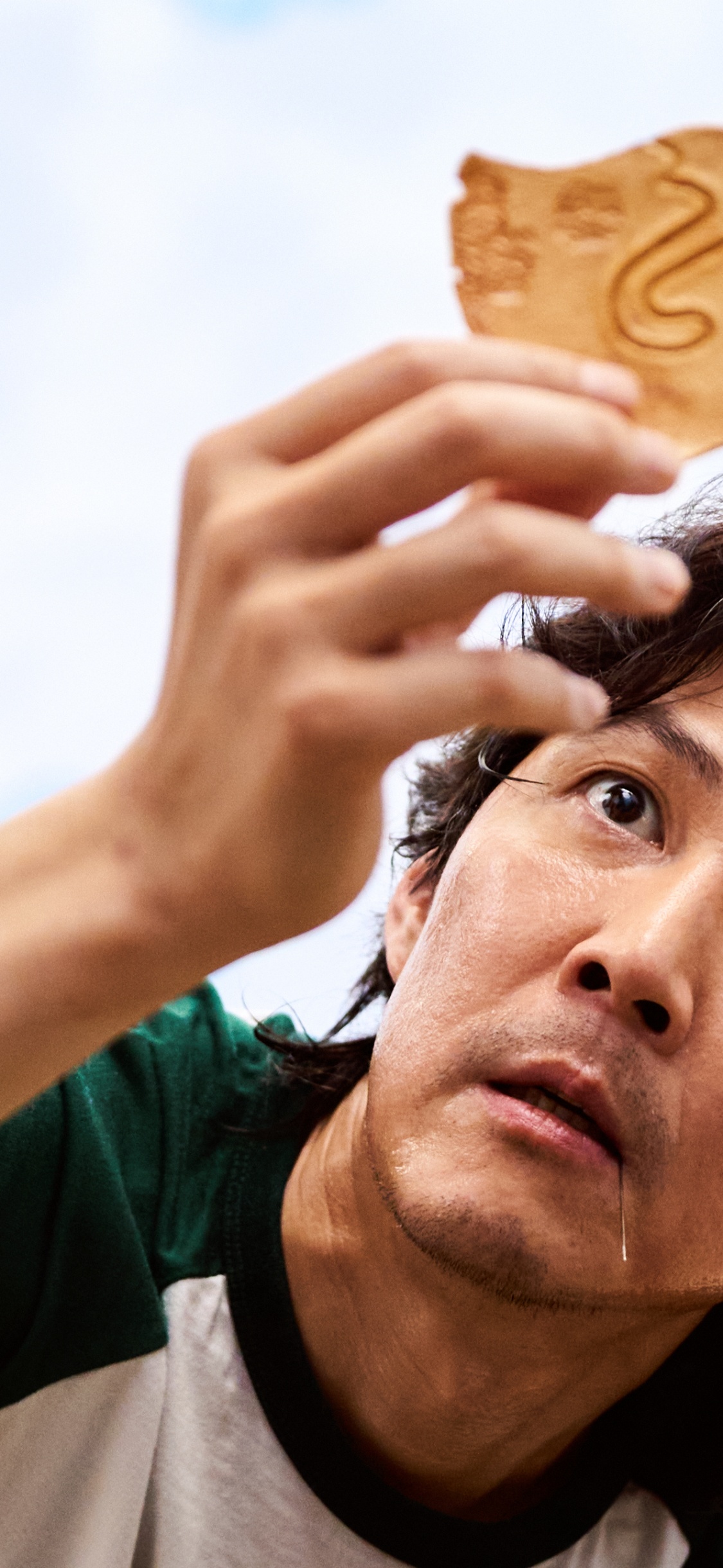 Juego de Calamar, Dalgona, Lee Jung-jae, Netflix, Entretenimiento. Wallpaper in 1125x2436 Resolution