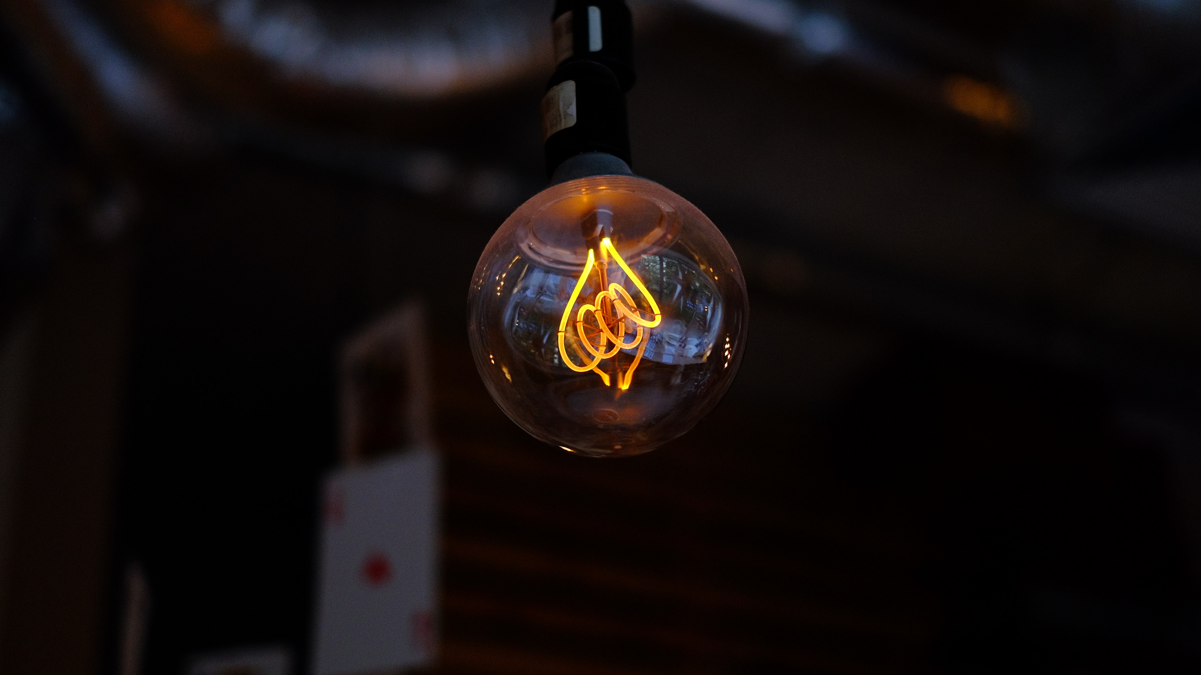 Clear Glass Bulb With Black Strap. Wallpaper in 3840x2160 Resolution