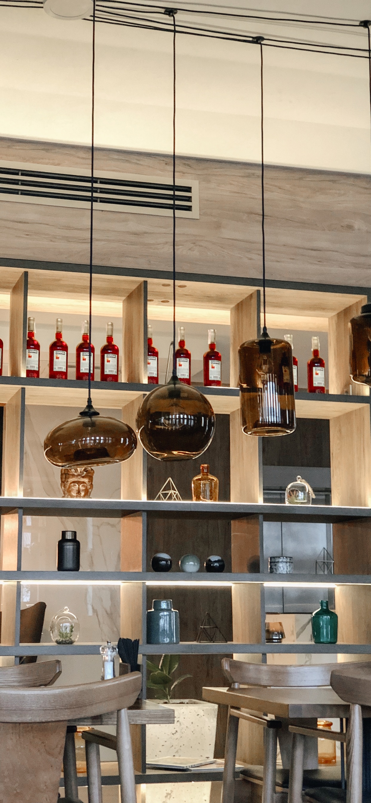 Diseño de Interiores, Mueble, Tabla, Botella, Heces. Wallpaper in 1242x2688 Resolution