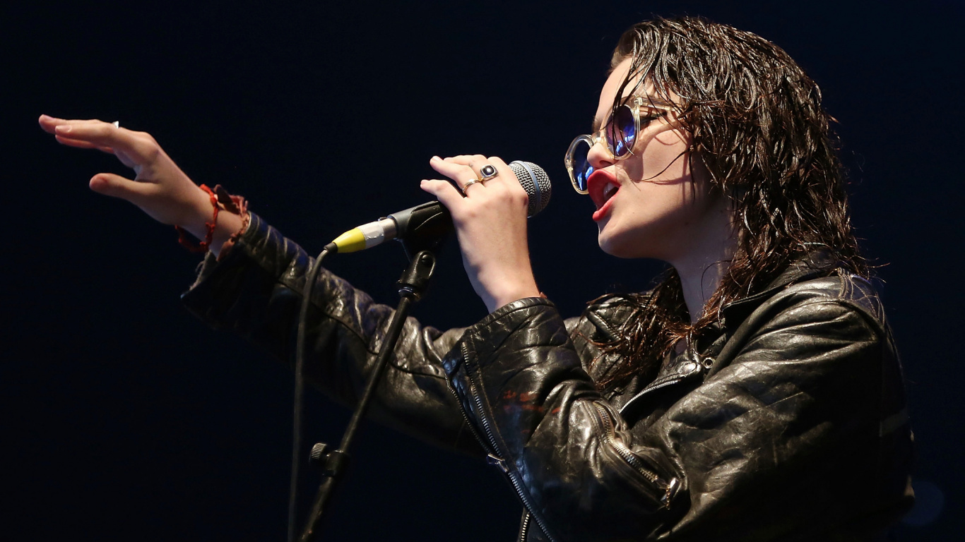 Micrófono, Músico, Rendimiento, el Artista de Música, Entretenimiento. Wallpaper in 1366x768 Resolution