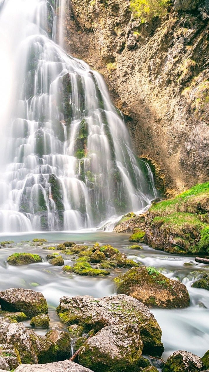Roches Brunes Sur Les Chutes D'eau. Wallpaper in 720x1280 Resolution