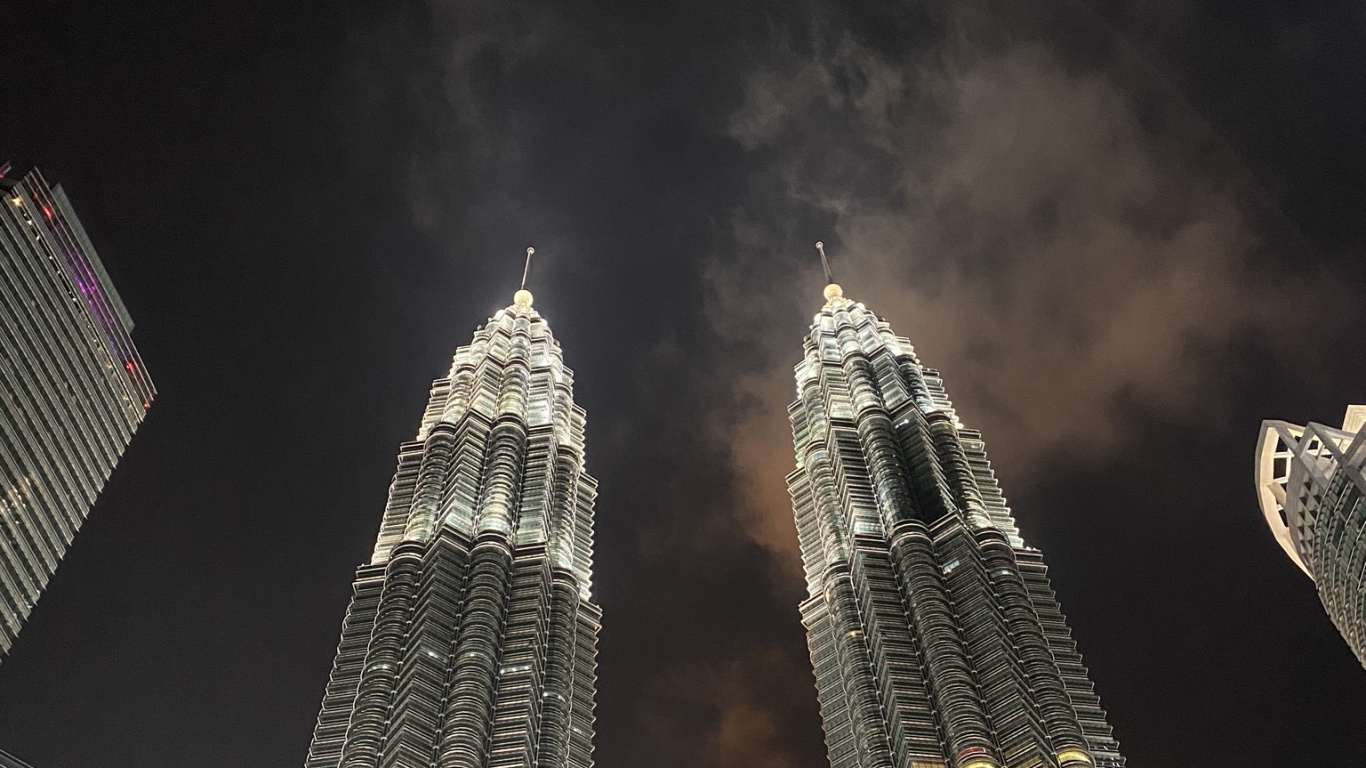 Petronas Towers, Kuala Lumpur, Malaysia, Petronas Twin Towers, Kuala Lumpur City Centre. Wallpaper in 1366x768 Resolution