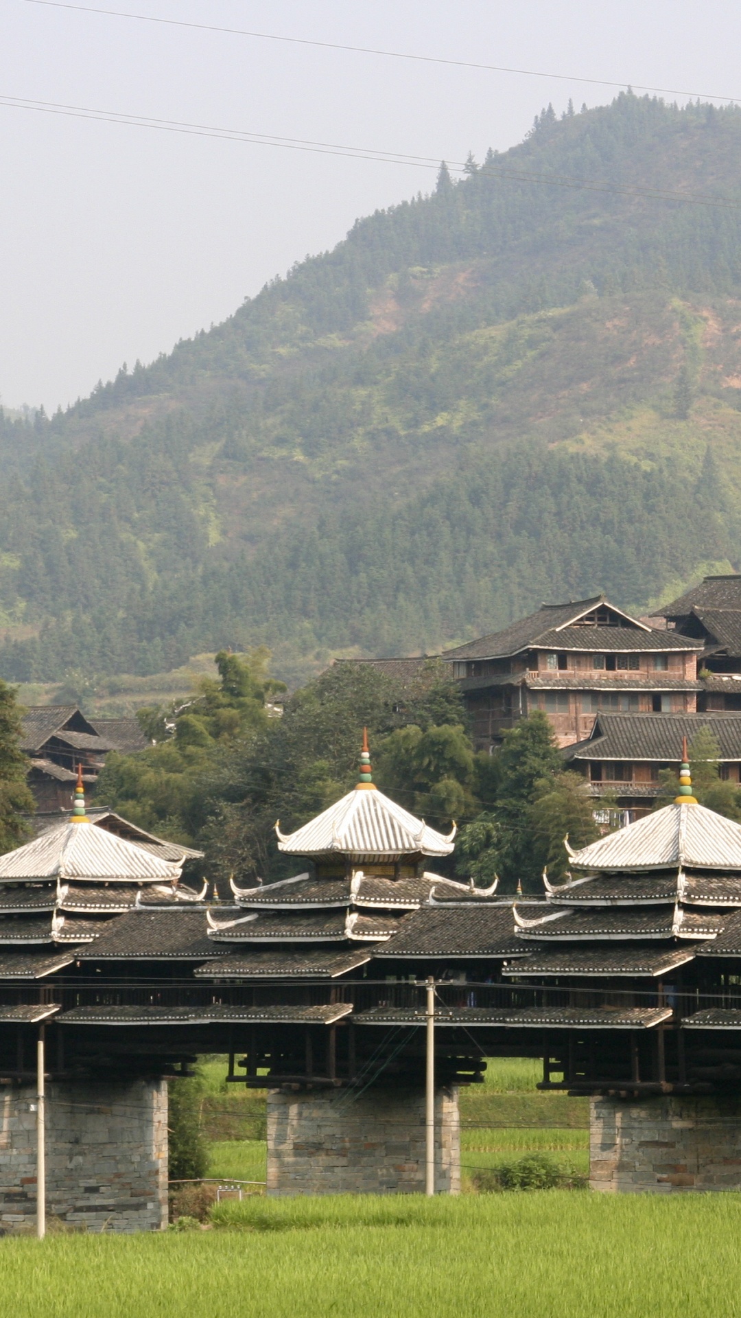 Braunes Holzhaus Auf Grüner Wiese in Der Nähe Von Grünen Bergen Tagsüber During. Wallpaper in 1080x1920 Resolution