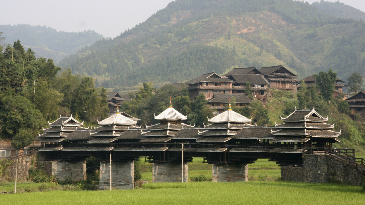 Casa de Madera Marrón en el Campo de Hierba Verde Cerca de Las Montañas Verdes Durante el Día. Wallpaper in 1280x720 Resolution