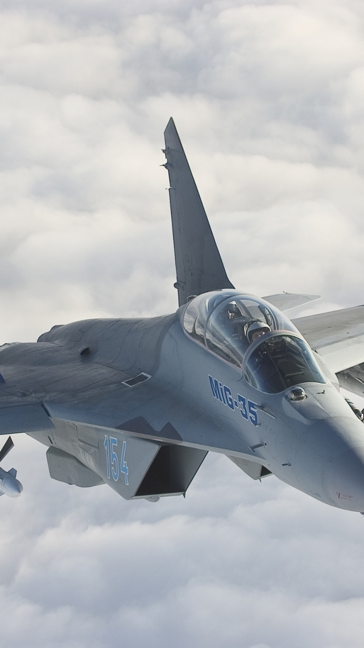 Avion à Réaction Gris Volant Dans le Ciel Pendant la Journée. Wallpaper in 750x1334 Resolution