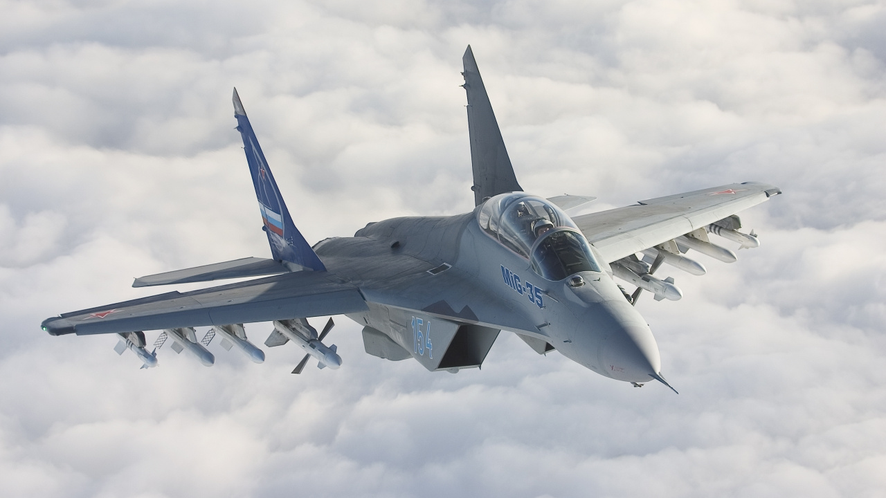 Graues Düsenflugzeug, Das Tagsüber in Den Himmel Fliegt. Wallpaper in 1280x720 Resolution