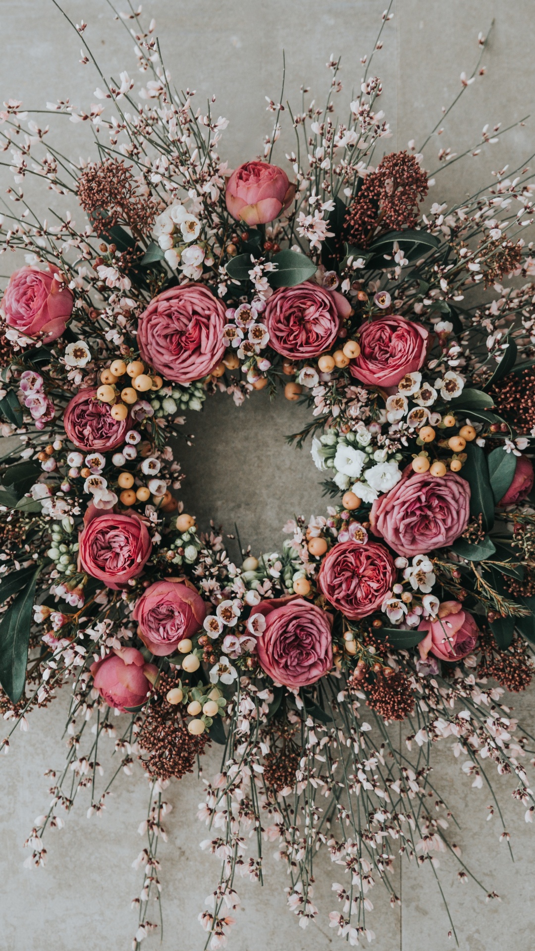 Roter Und Grüner Blumenkranz. Wallpaper in 1080x1920 Resolution