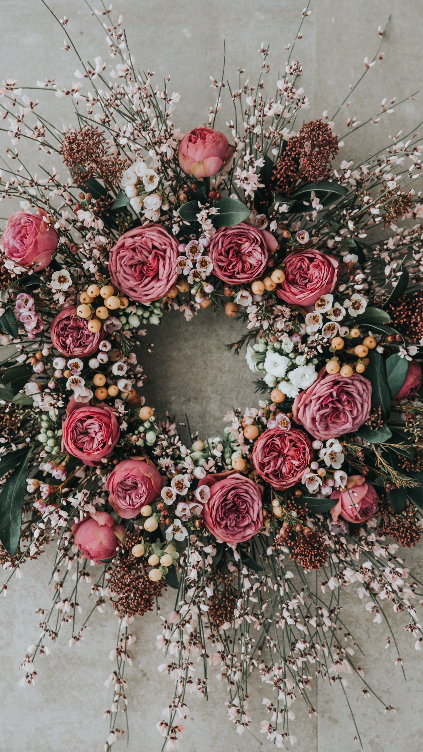 Roter Und Grüner Blumenkranz. Wallpaper in 1440x2560 Resolution