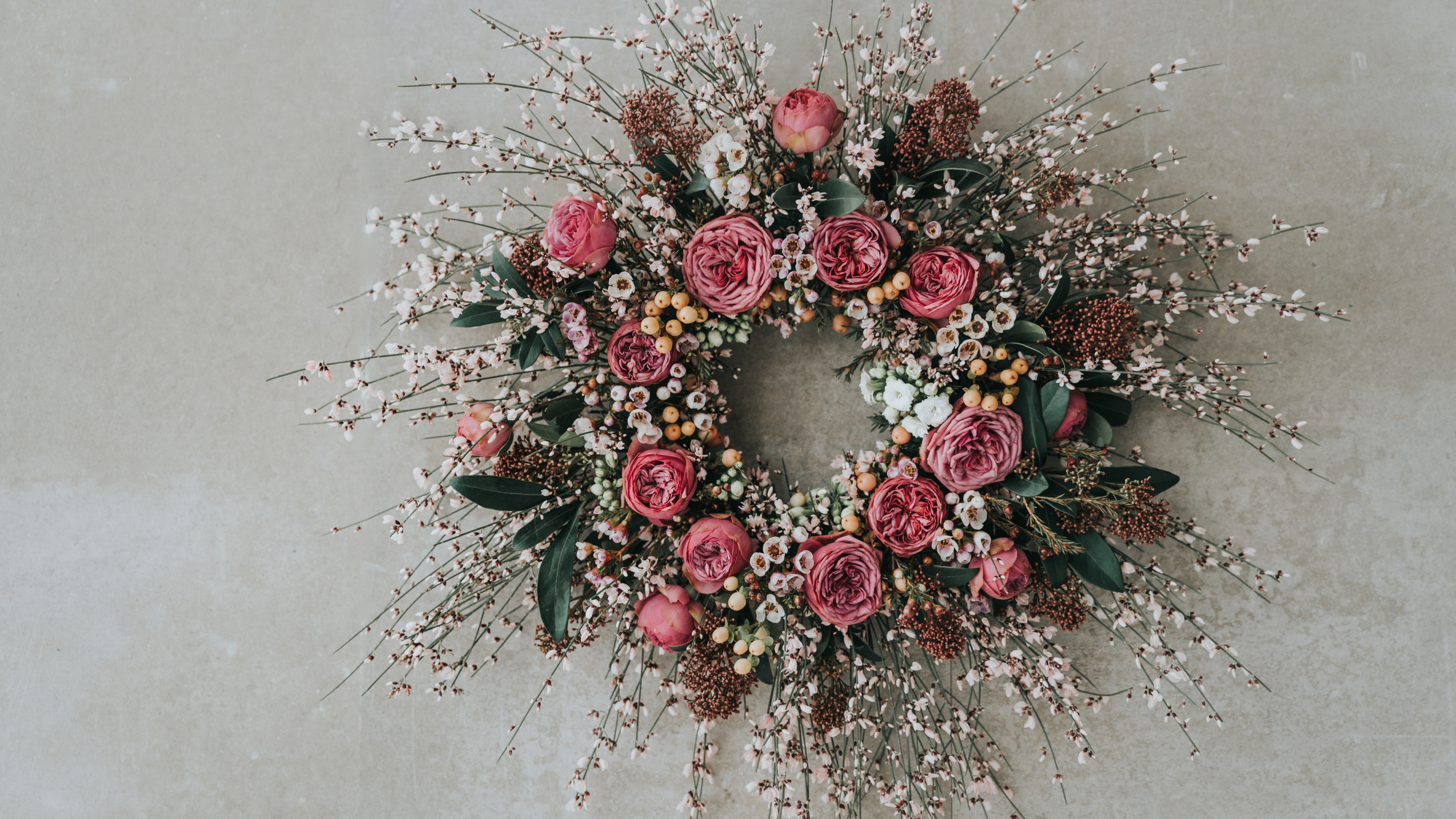 Red and Green Flower Wreath. Wallpaper in 3840x2160 Resolution