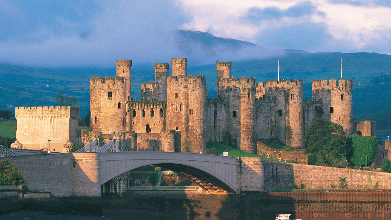 Brown Concrete Castle Under Blue Sky. Wallpaper in 1366x768 Resolution
