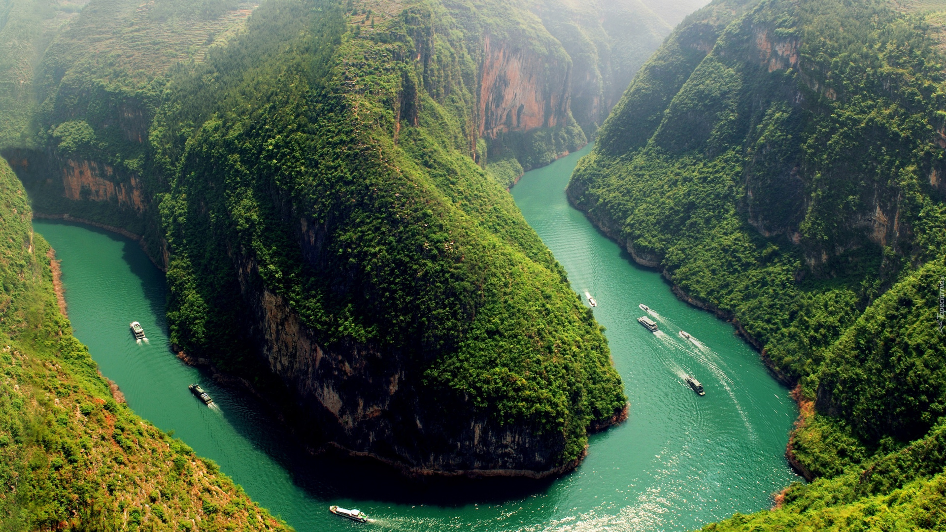 Green and Brown Mountain Beside Body of Water During Daytime. Wallpaper in 1920x1080 Resolution