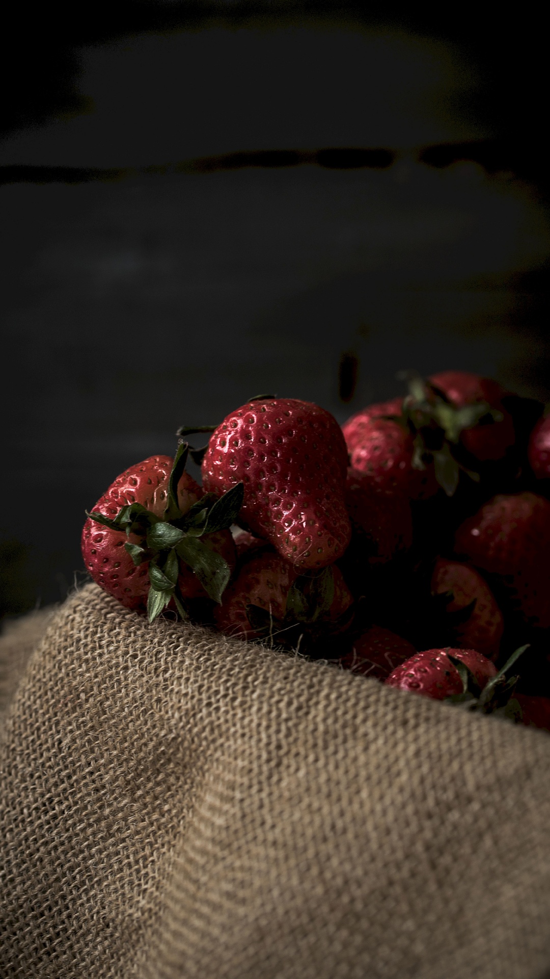 Fraises Rouges Sur Textile Marron. Wallpaper in 1080x1920 Resolution