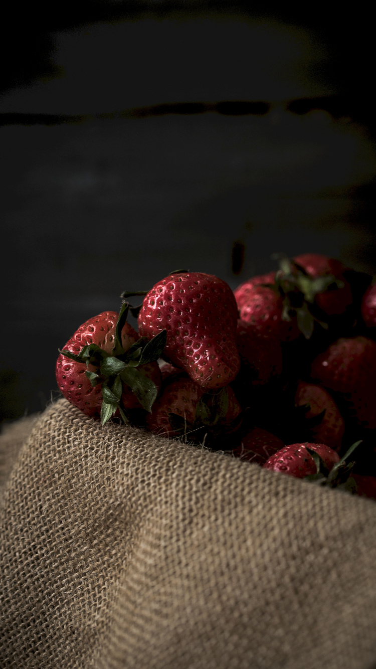 Fraises Rouges Sur Textile Marron. Wallpaper in 750x1334 Resolution