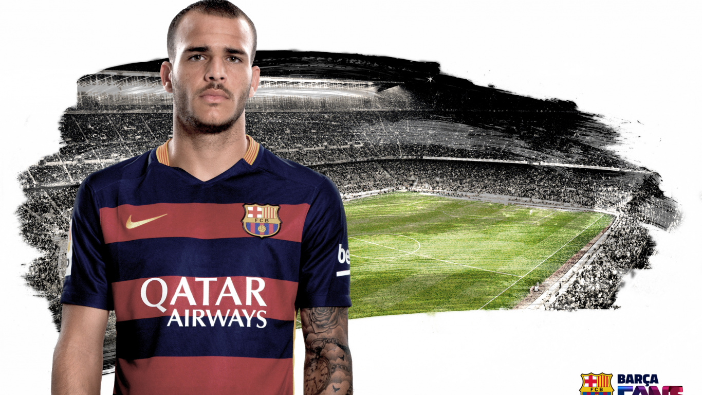 L'homme en Bleu et Orange Adidas v Neck Shirt Standing on Green Grass Field Pendant la Journée. Wallpaper in 1366x768 Resolution