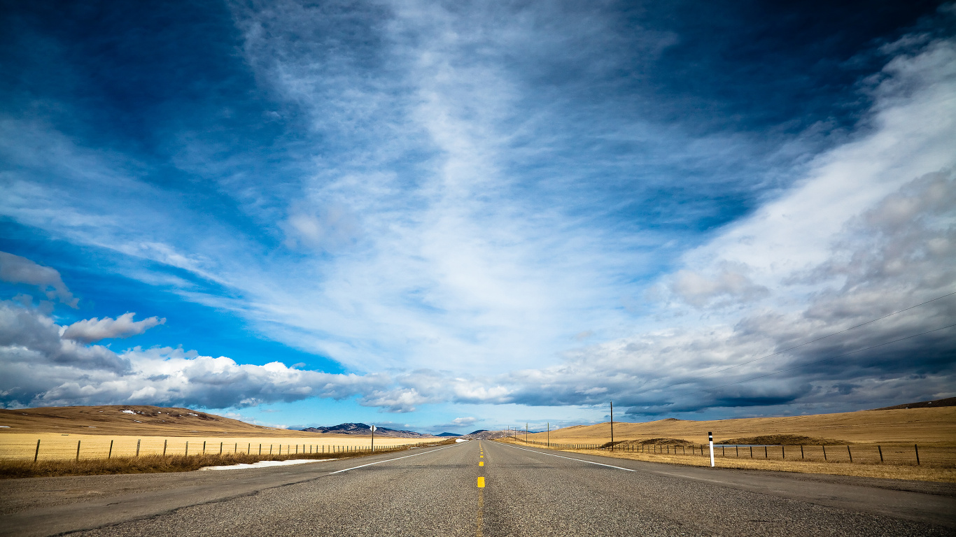 Graue Betonstraße Unter Blauem Himmel. Wallpaper in 1366x768 Resolution