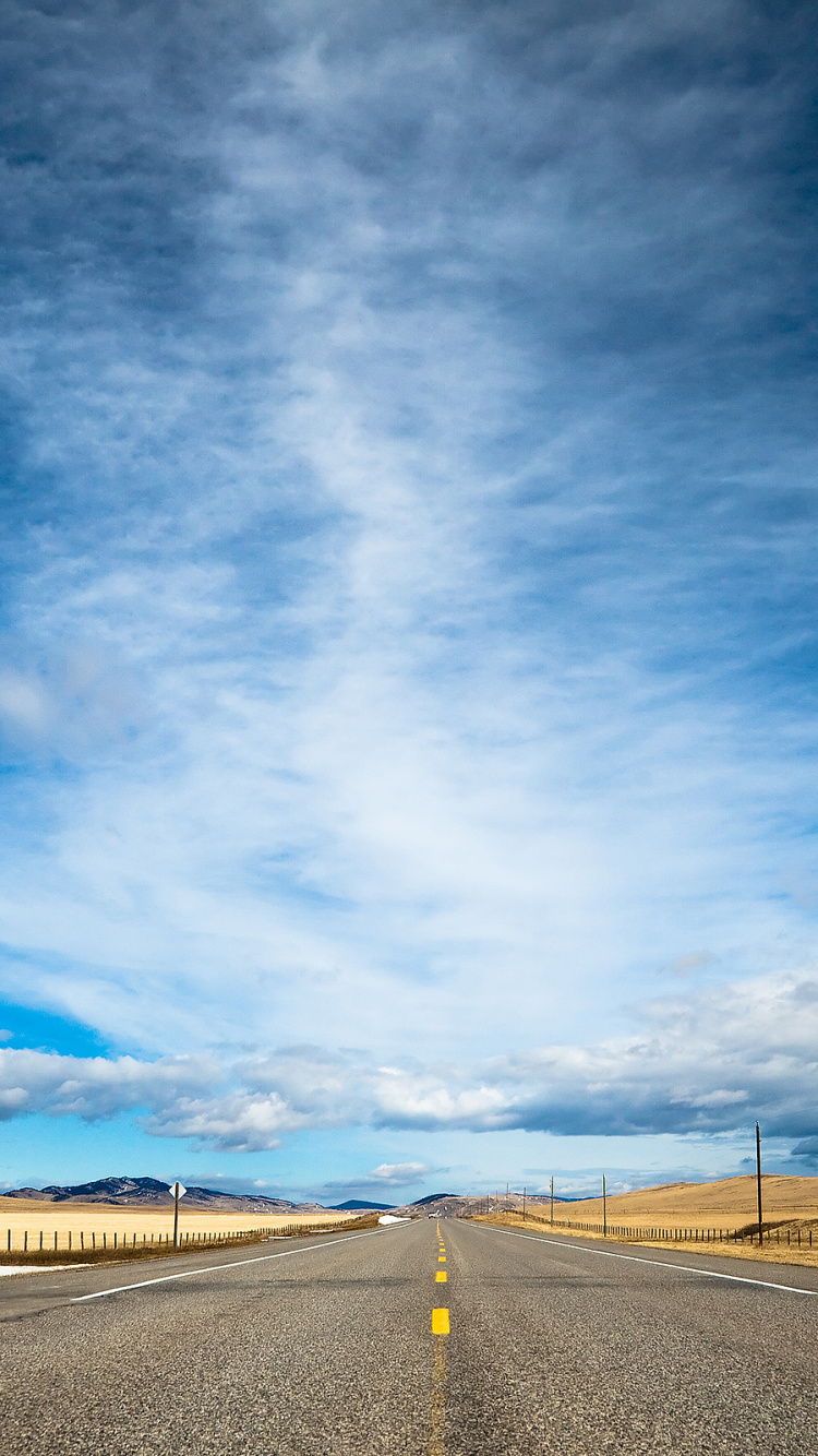 Graue Betonstraße Unter Blauem Himmel. Wallpaper in 750x1334 Resolution