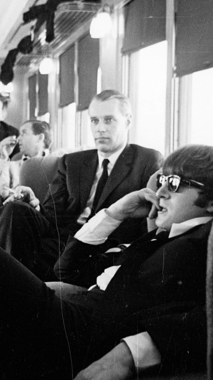 Beatles Huit Jours Par Semaine Film, Ringo Starr, Beatles, Réalisateur, Noir. Wallpaper in 720x1280 Resolution