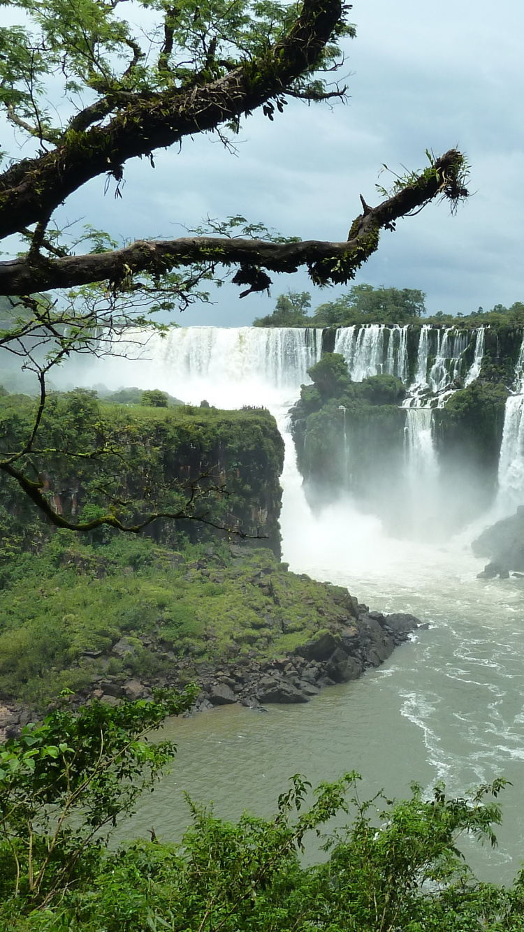 Wasserfälle Unter Weißem Bewölktem Himmel Tagsüber. Wallpaper in 750x1334 Resolution