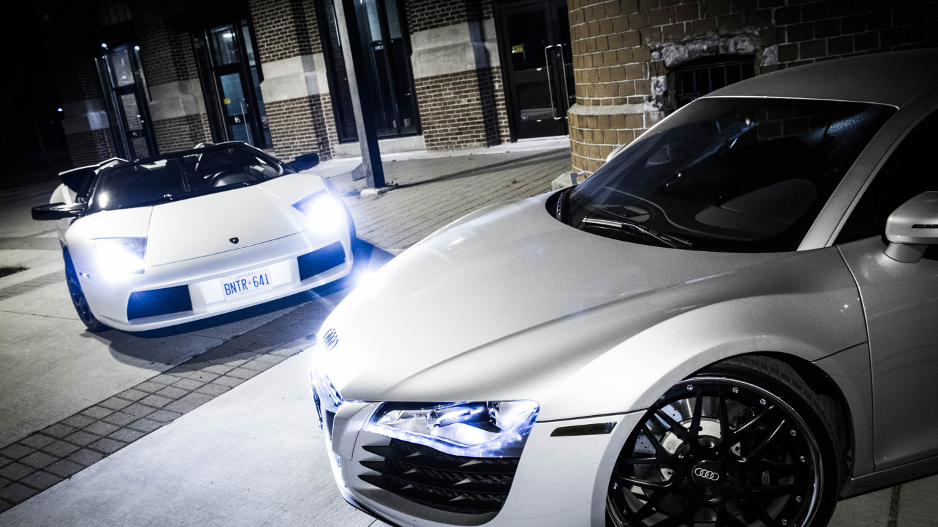 Weißer Porsche 911 in Der Nähe Des Gebäudes Geparkt. Wallpaper in 1366x768 Resolution