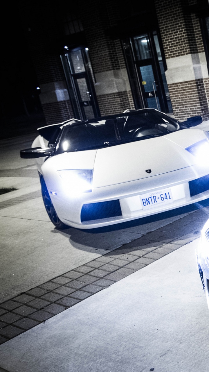 Porsche 911 Blanche Garée Près du Bâtiment. Wallpaper in 720x1280 Resolution