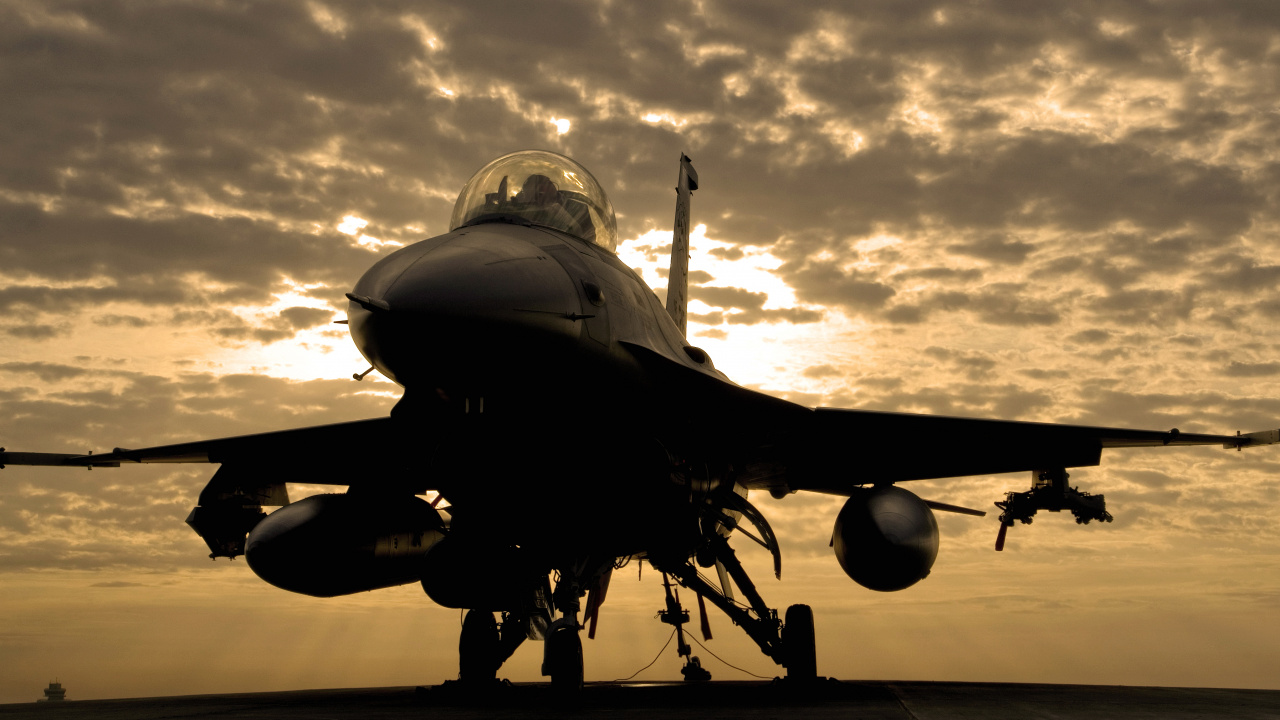 Avion de Chasse Noir Sous Ciel Nuageux Pendant la Journée. Wallpaper in 1280x720 Resolution