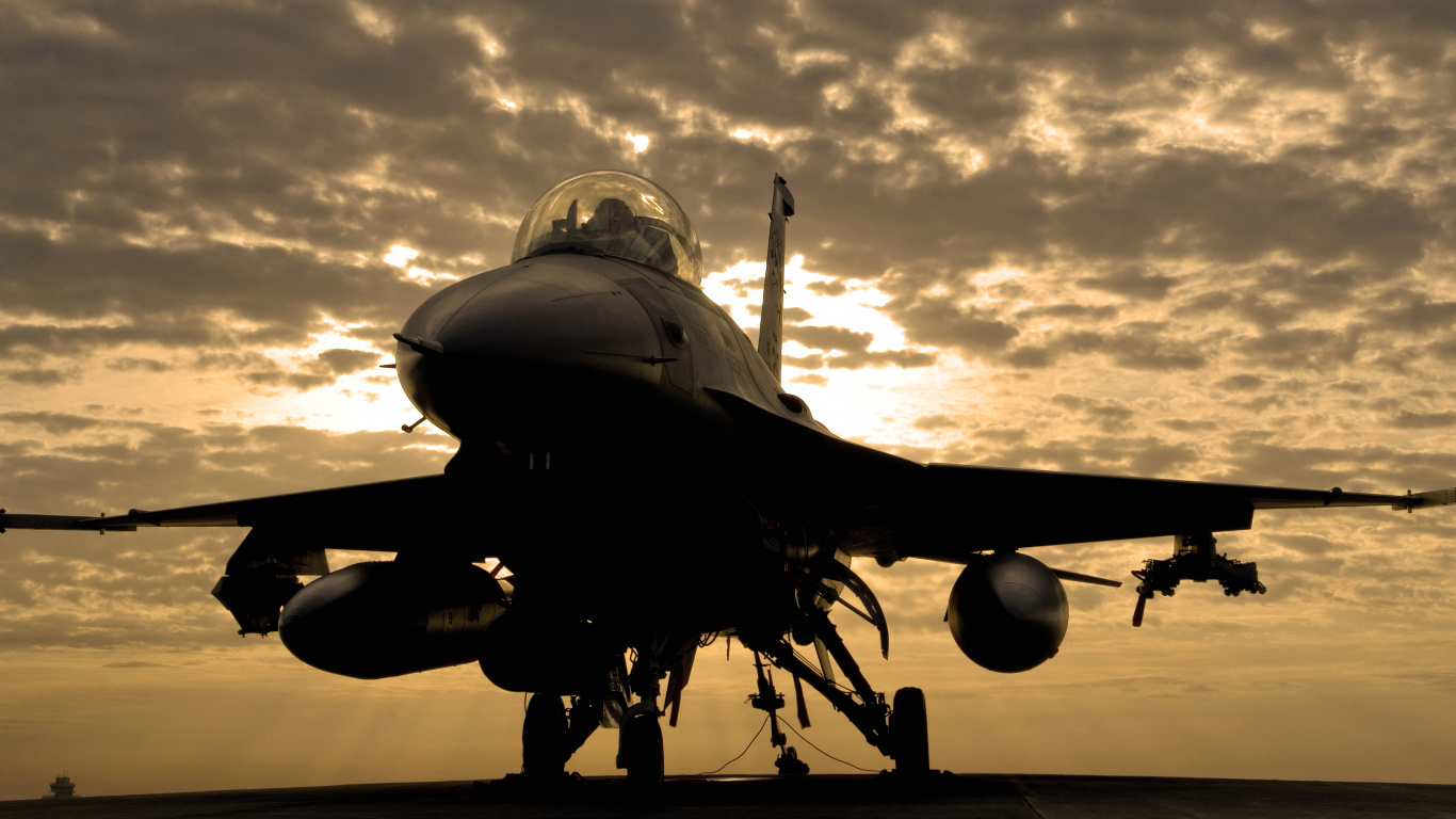 Avion de Chasse Noir Sous Ciel Nuageux Pendant la Journée. Wallpaper in 1366x768 Resolution