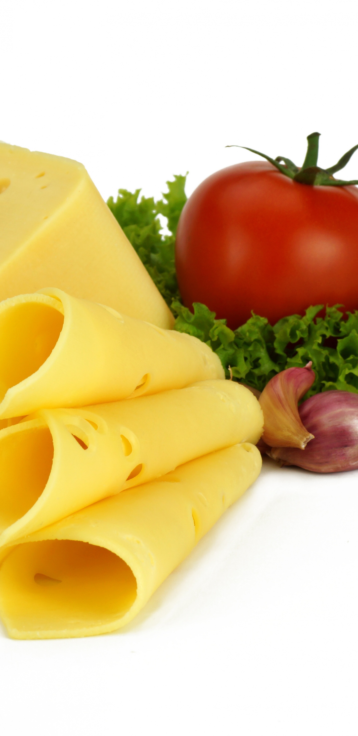 Rote Tomate Neben Schnittkäse. Wallpaper in 1440x2960 Resolution