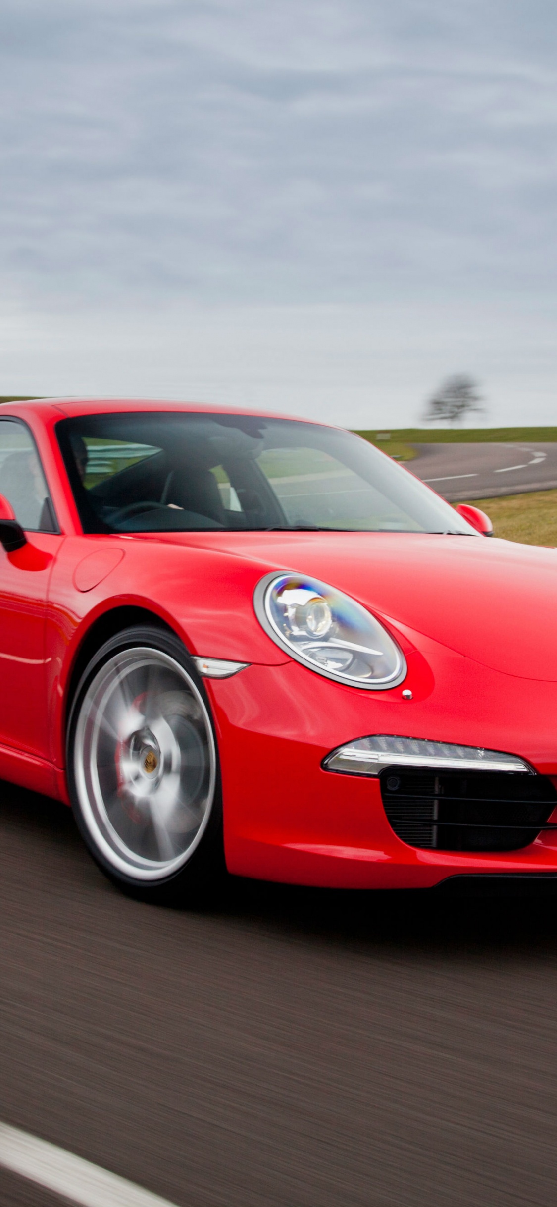 Roter Porsche 911 Tagsüber Unterwegs. Wallpaper in 1125x2436 Resolution
