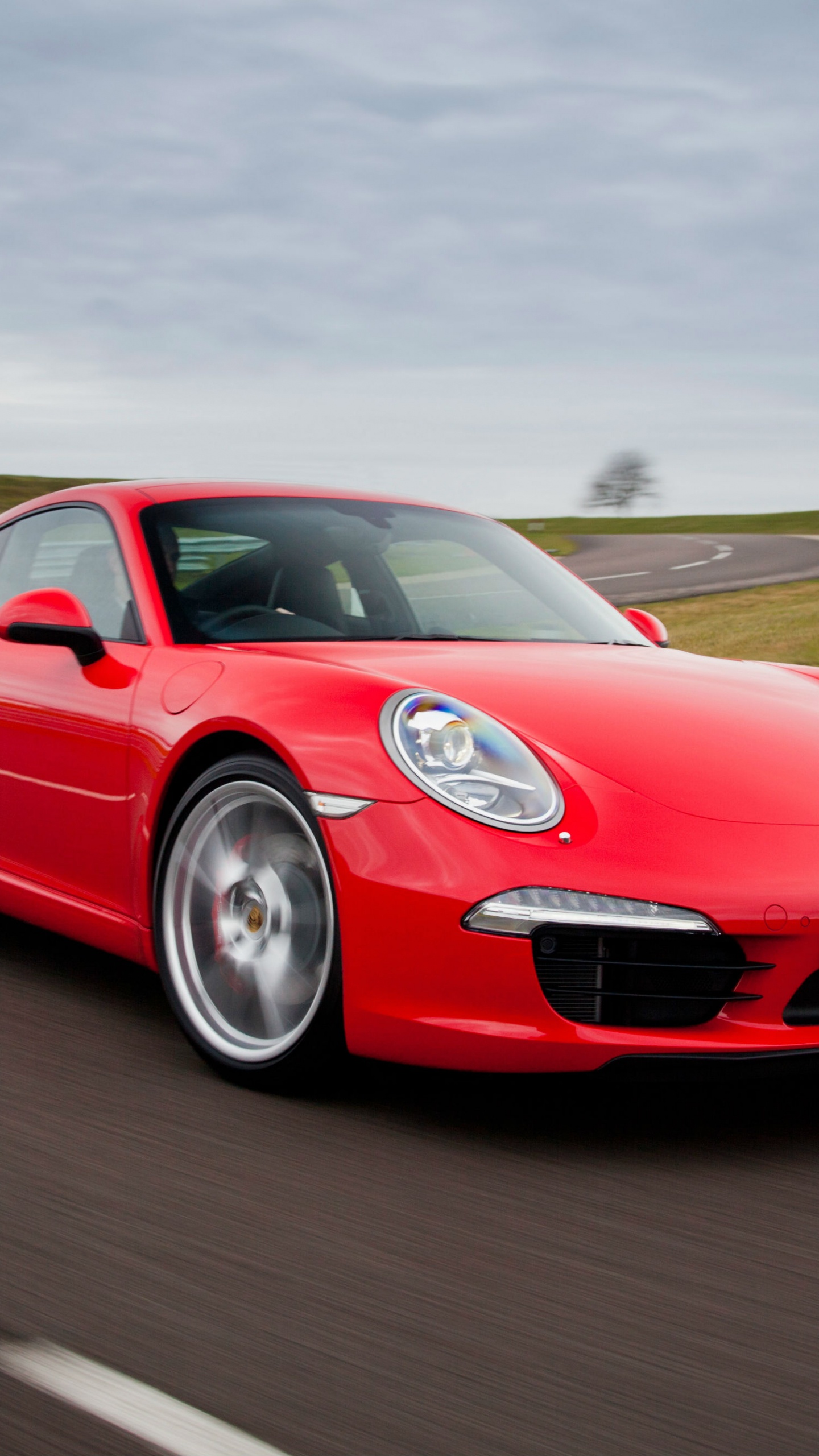 Roter Porsche 911 Tagsüber Unterwegs. Wallpaper in 1440x2560 Resolution