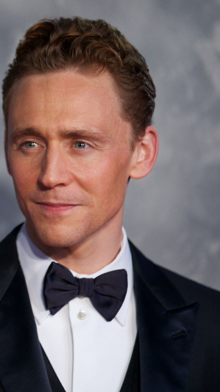 Tom Hiddleston, Loki, Schauspieler, Formelle Kleidung, Stirn. Wallpaper in 750x1334 Resolution
