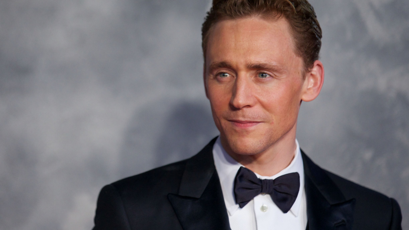 Tom Hiddleston, Loki, Actor, Ropa Formal, Entrecejo. Wallpaper in 1366x768 Resolution