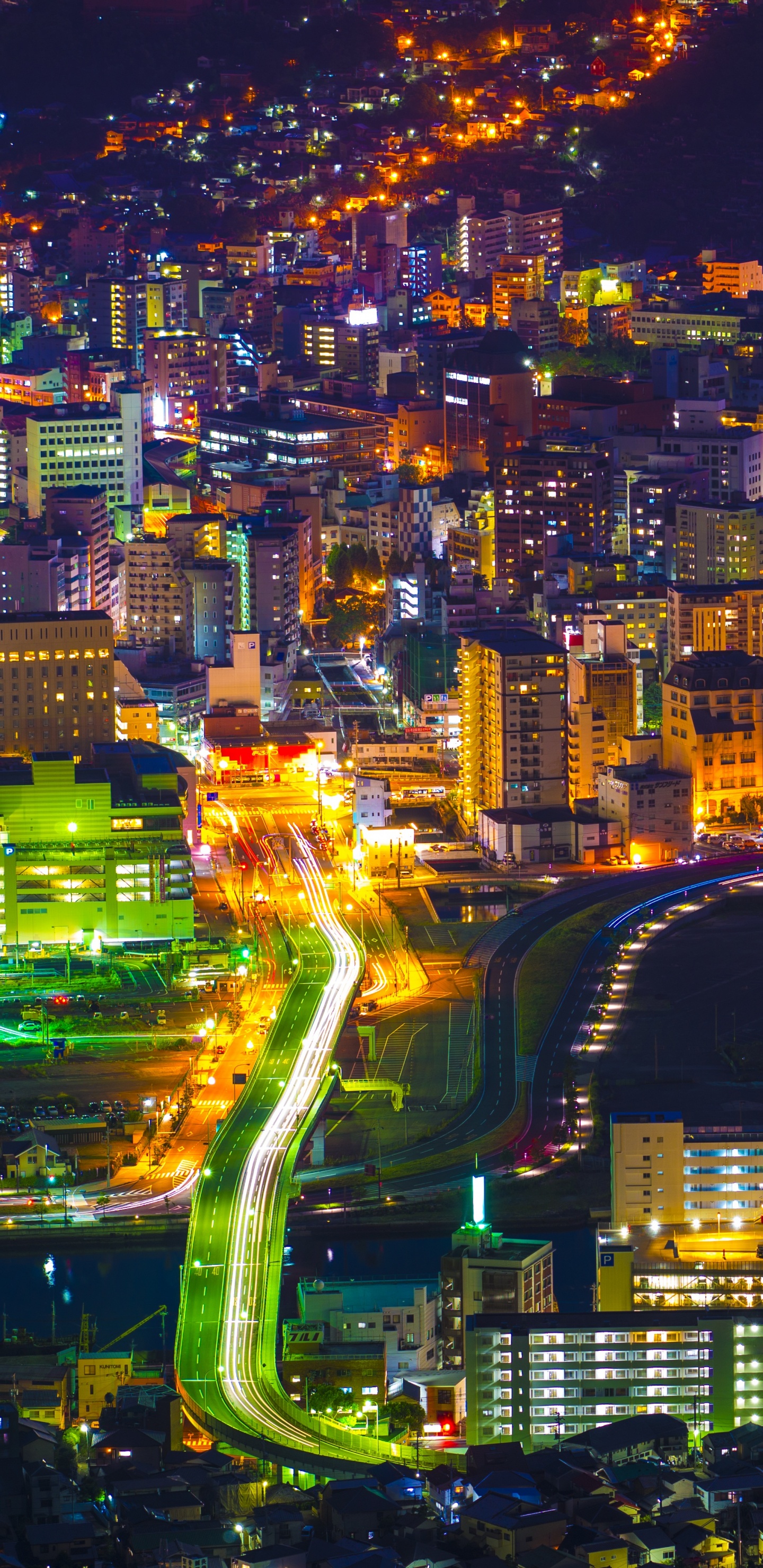 Ciudad Con Edificios de Gran Altura Durante la Noche.. Wallpaper in 1440x2960 Resolution
