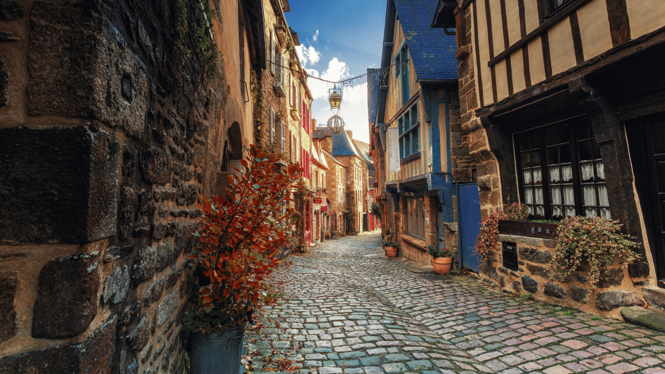 Camino de Hormigón Gris Entre Casas Durante el Día. Wallpaper in 1366x768 Resolution