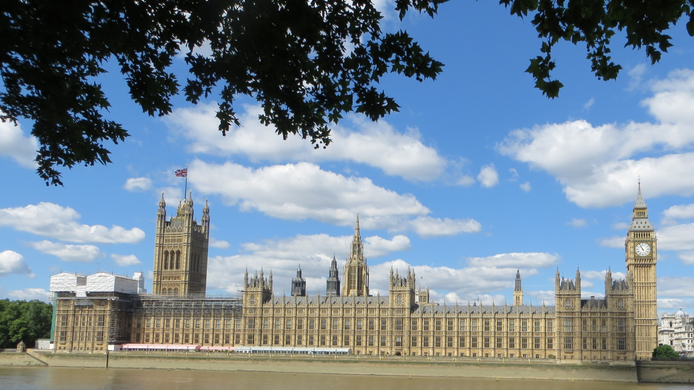 Bâtiment en Béton Blanc Près D'arbres Verts Sous Ciel Bleu Pendant la Journée. Wallpaper in 1366x768 Resolution