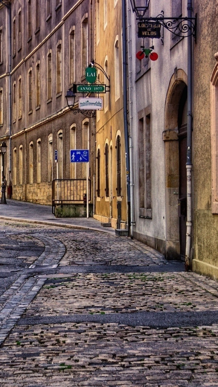 Bâtiment en Briques Brunes Avec Des Plantes Vertes Sur le Côté. Wallpaper in 750x1334 Resolution