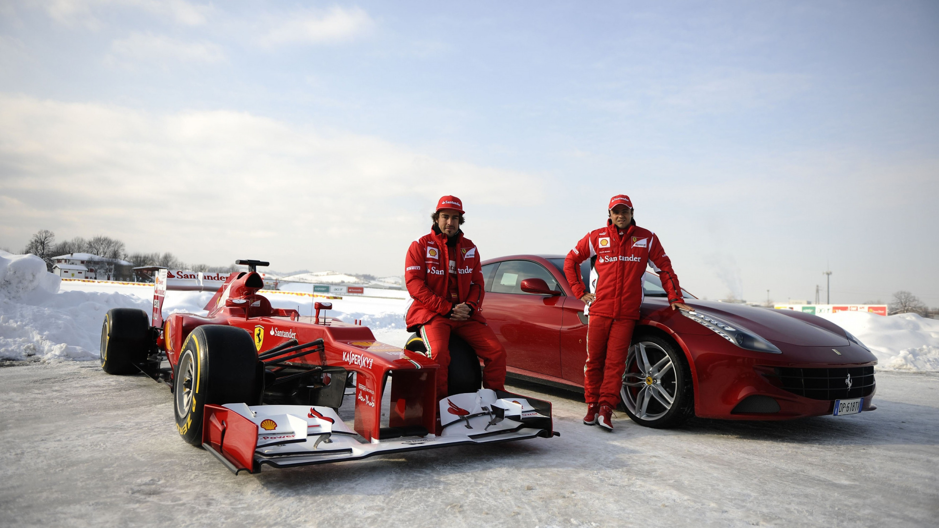 3 Hombres Con Camisas Rojas Sentados en un Coche Convertible Rojo. Wallpaper in 1920x1080 Resolution