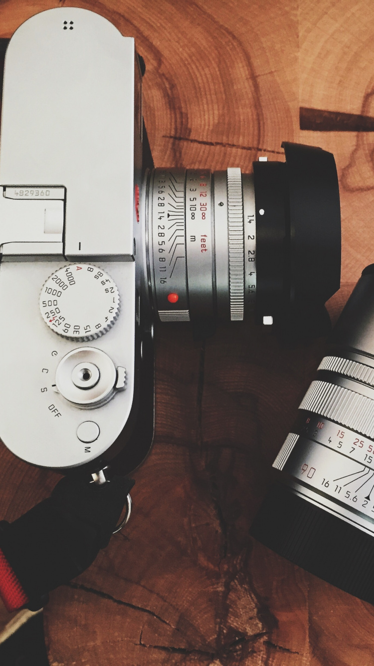 Appareil Photo Reflex Numérique Noir et Argent à Côté D'une Tasse de Café Noir et Blanc. Wallpaper in 750x1334 Resolution