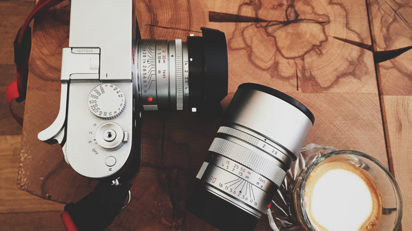 Schwarz-Silber-DSLR-Kamera Neben Schwarz-Weiß-Kaffeetasse. Wallpaper in 1366x768 Resolution