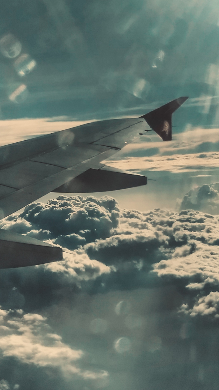 Flugzeugflügel Über Weißen Wolken Tagsüber. Wallpaper in 750x1334 Resolution